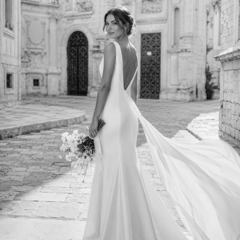 why-more-brides-are-choosing-minimalist-wedding-day-fashion
